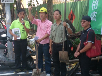 樹黨19日協同台灣樹人會至台北市金華街控訴國產署護樹不力，保養不當導致樹木相繼死亡。 圖：黃韋銓/攝   