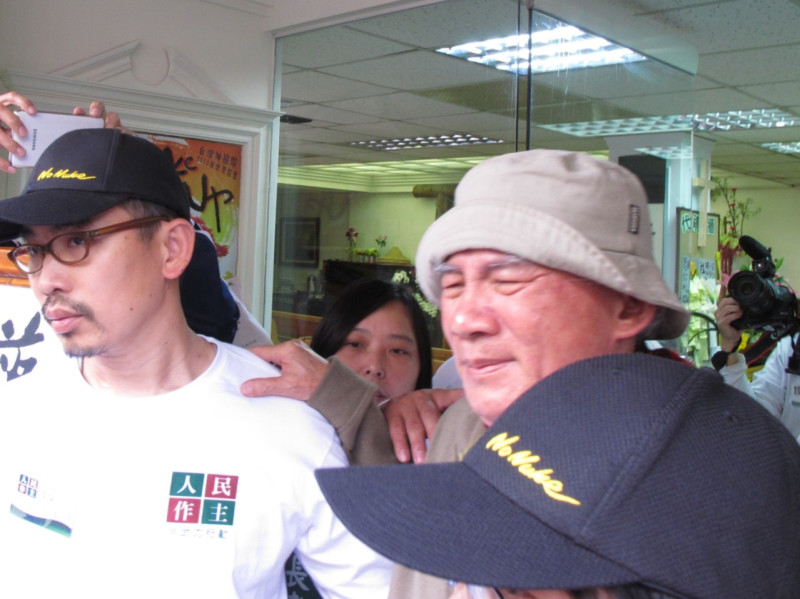 民進黨前主席林義雄28日下午在志工攙扶下，搭車前往醫院調養身體。圖：林朝億/攝影   