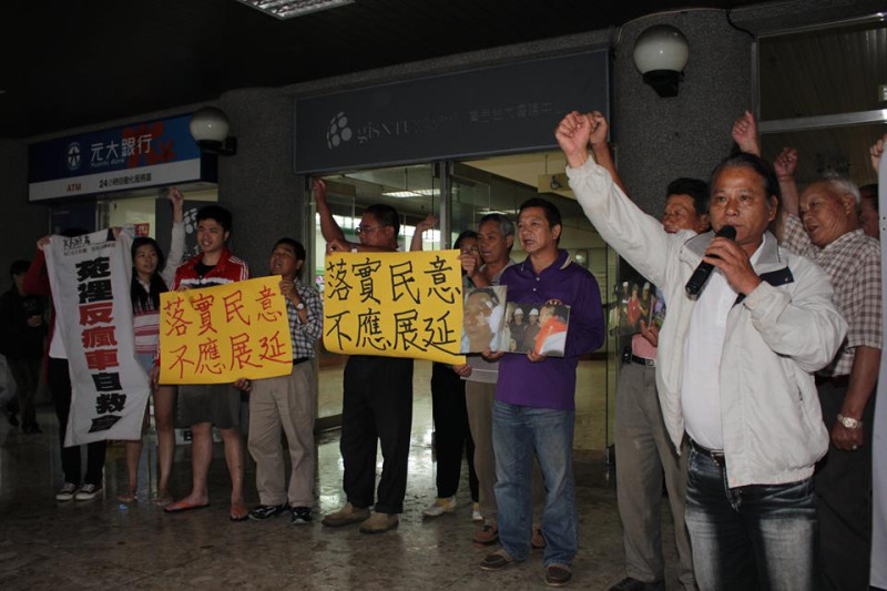 自救會於會議前在活動中心門口召開記者會，並高喊口號。圖2之2：林雨佑/攝   