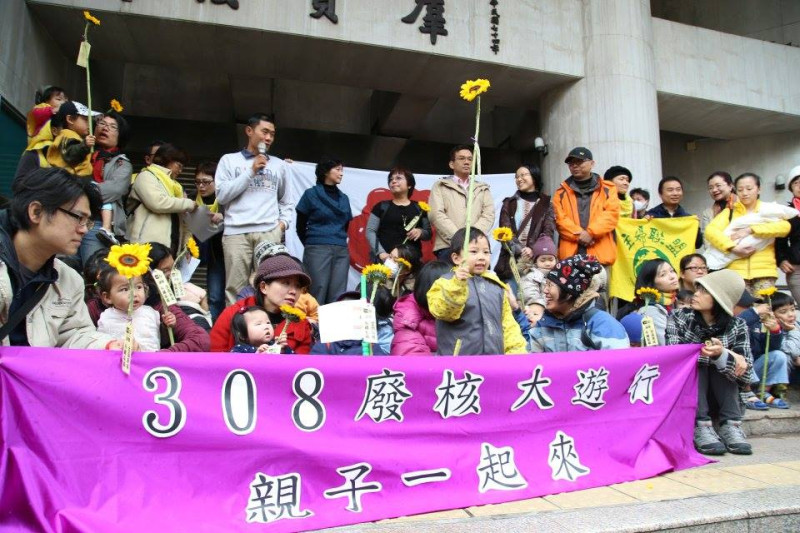 40多位爸媽帶著小孩在立法院群賢樓前，呼籲全國爸媽帶著小孩一起參加週六的反核遊行。圖2之2：林雨佑/攝   