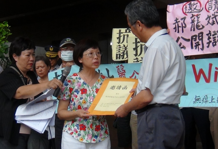 粘麗玉（左）與吳麗慧（中）將邀請郝龍斌的辯論邀請函交由台北市政府主任秘書。圖片：張榮哲/攝   