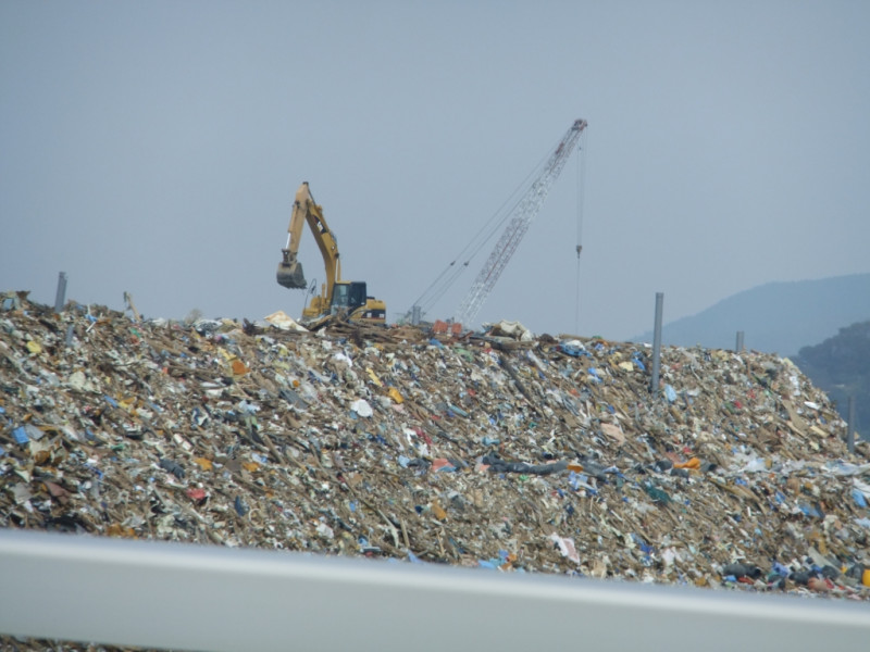 經過清理後,三月十一日地震及海嘯造成的各種廢棄物質在石卷碼頭附近堆積成山. 圖：安德毅攝   