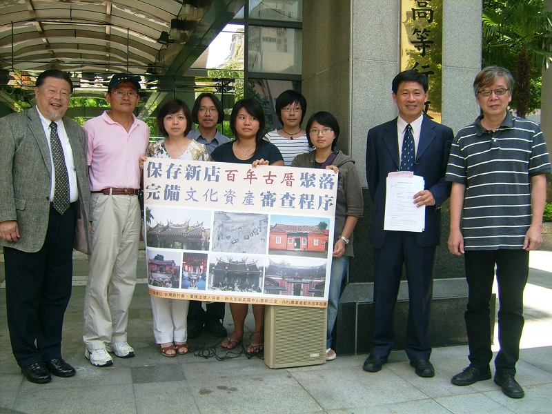 劉氏族人劉啟群(左一)今(1)日偕同學者律師前往台北高等行政法院聲請暫時狀態假處分，希望能暫時保留歷史古蹟，免於被強制拆除的命運。圖：符芳碩/攝   