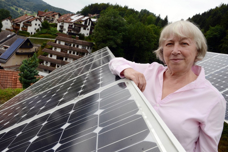 徐拉戴克募款投資再生能源，買下全村的電網，還成立德國第一家專賣綠電的電力公司，由下而上推動能源轉型。圖：德國聯邦環境基金會提供   
