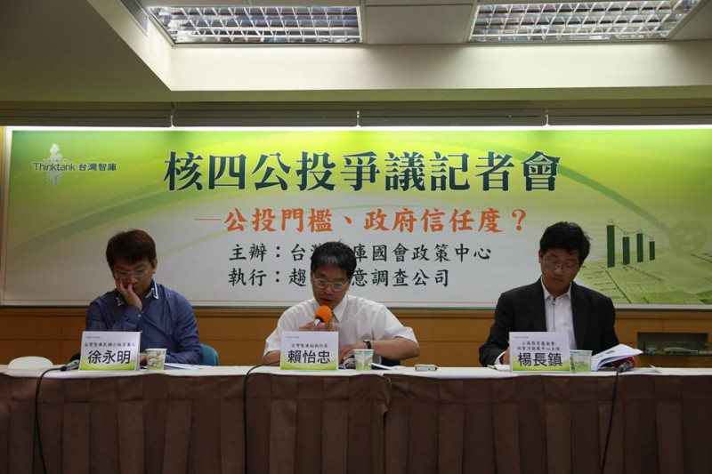 台灣智庫今（29）日召開記者會公布核四公投爭議民調，有近6成民眾反對政府對林義雄強迫灌食。圖：林雨佑/攝   
