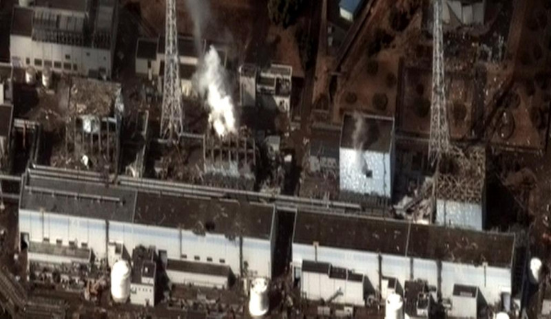 2011年311大地震後，從衛星拍攝的福島核電廠起火情景。（資料照片）   圖：達志影像 / 路透社