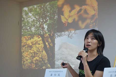 地球公民基金會研究員潘怡庭以簡報解釋山毛櫸在台灣的分佈情況。圖：尤騰輝/攝   