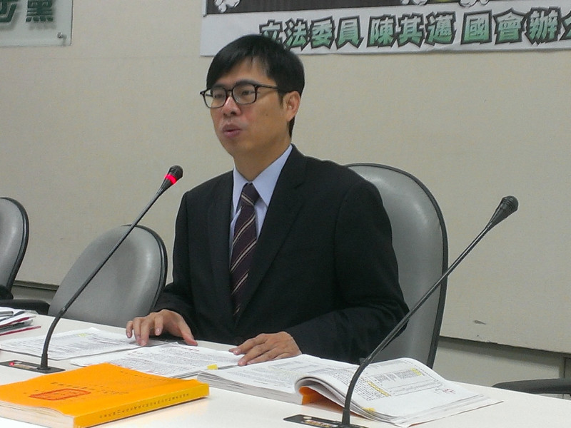民進黨立委陳其邁2日質疑，台電挪用核安預算到人事、工程費上。圖：周思宇/攝   
