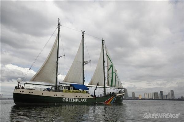 綠色和平著名船艦「彩虹勇士號」今(2)日抵基隆港西一碼頭，展開「東亞之旅：牽手護海洋」活動。圖片來源：綠色和平提供   
