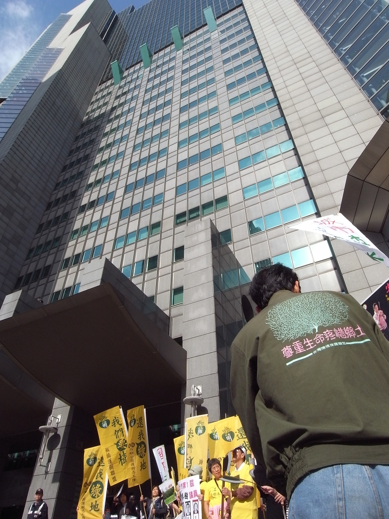 江翠居民到縣府陳情，但苦等官員40分鐘，縣府的高樓與抗議的居民成為明顯對比。圖片：楊宗興攝   