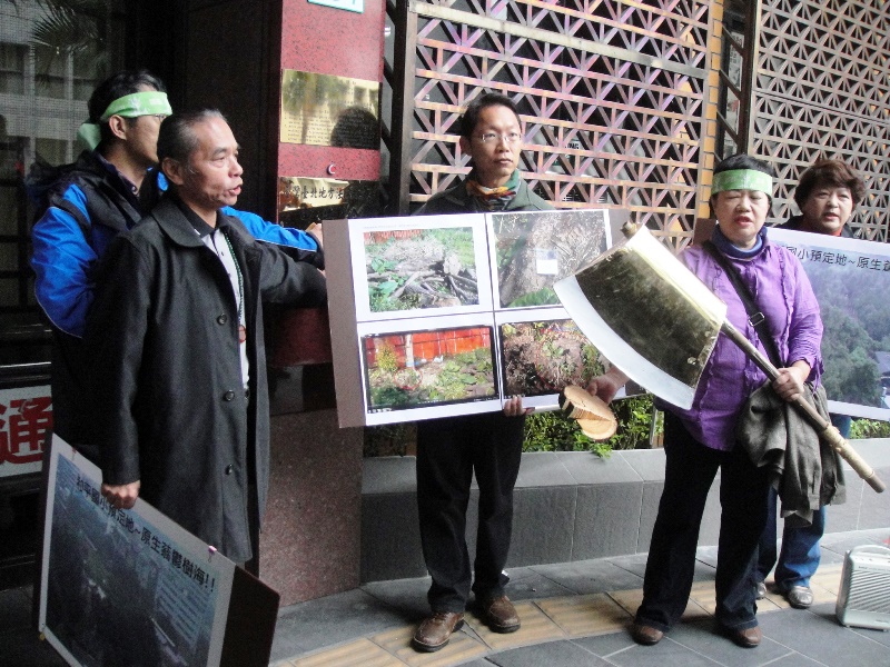 護樹團體今（10）日針對和平國小預定地的樹海遭濫砍一事，對台北市府的法定代理人，也就是台北市長郝龍斌提告「毀損公物」。圖：王立柔/攝   