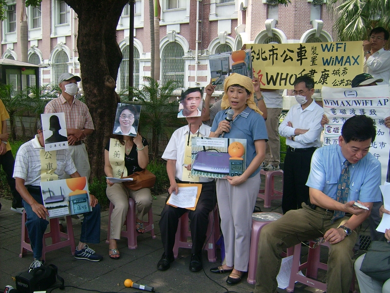 台灣電磁輻射公害防治協會理事長陳椒華指控，台北市建置公車無線上網讓公車司機及市民有健康的安全疑慮。圖片：符芳碩/攝   