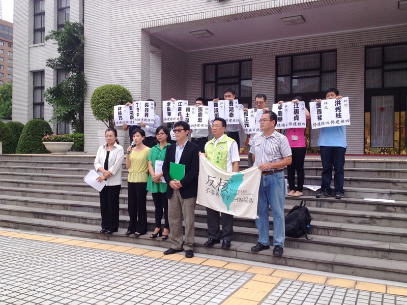 數名民進黨立委、反核團體成員今（1）日下午在立法院議場前方的階梯上站成一排，舉著10餘位國民黨立委的名牌，趕在核四公投案表決前，嚴正向支持公投的立委們發出最後呼籲。圖：王立柔/攝   