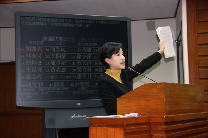 民進黨立委鄭麗君指出，備用容量率來自對未來經濟成長的預估，然而經濟部高估台灣未來的電力需求。圖片來源：鄭麗君國會辦公室提供   