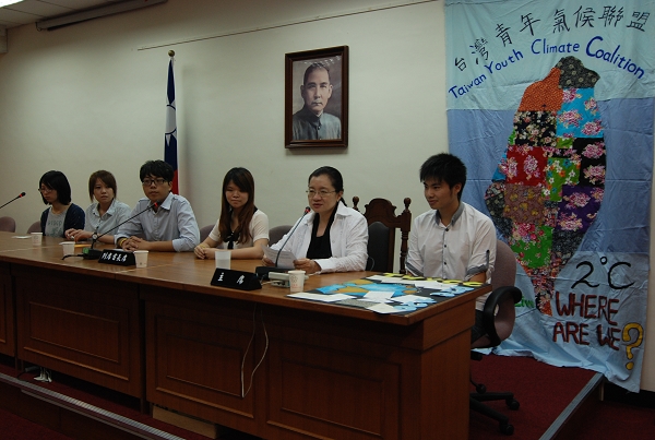 台灣青年氣候聯盟（TWYCC）今（5）日下午在民進黨立法委員田秋堇的陪同下召開行前記者會，他們表示已組代表團，9日將啟程參加取名為「Rio+20」的地球高峰會。圖片來源:立法委員田秋堇辦公室提供。   