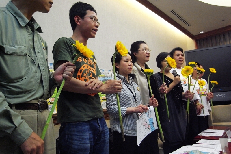 環保團體則呼籲民眾，周末（30日）一起參與「430向日葵廢核」大遊行表達人民反核心聲。圖片：楊宗興/攝   