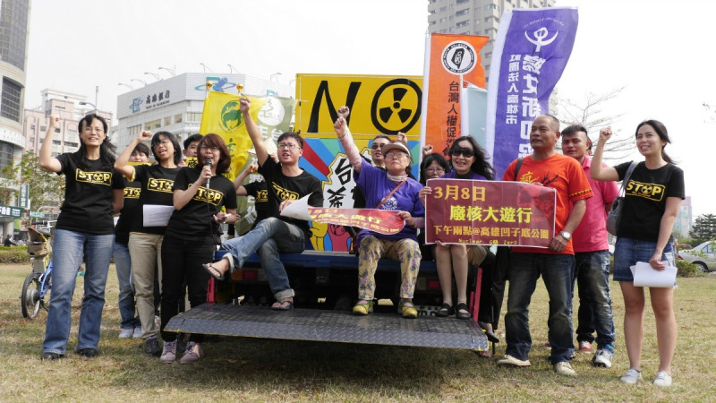 南台灣廢核行動聯盟推出廢核行動專車「台灣希望號」。這部由2.5噸中古小貨車改裝的行動車輛，將深入大街小巷，號召民眾加入反核行動，讓政府見識人民的力量。圖：地球公民基金會提供。   