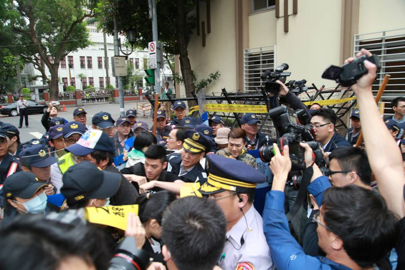 民眾突破忠孝東路警方防線，在青島東路拒馬前和警方發生推擠。圖3之2：林雨佑/攝   