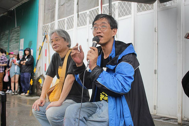 19日下午3點半，潘翰疆（左二）和馮光遠（左一）等人在工地前召開記者會。圖2之2：林雨佑/攝&nbsp;&nbsp;&nbsp;