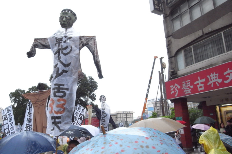 參與遊行的團體製做表情猙獰的仗頭偶，希望國光石化滾出台灣土地。圖片：楊宗興∕攝   