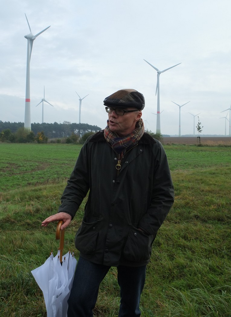 佛洛溫特是能源開發業者Energiequelle的發言人，他的公司在德國東北部地廣人稀的台地上，成功打造第一個光靠再生能源就能自給自足的村落。圖：林育立攝   