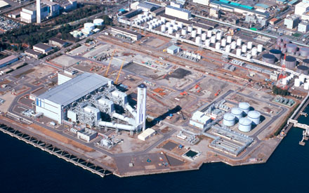 東京電力公司川崎火力發電廠利用天然氣做為燃料發電，普遍採用複循環發電系統的形式，是目前公認最乾淨的化石能源。日本希望火力發電，也能兼顧溫室氣體減排目標。圖：翻攝東京電力公司官網   
