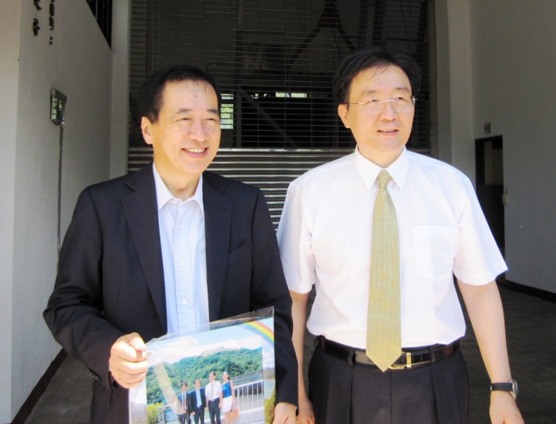 菅直人（左）結束參訪時與翡翠水庫管理局局長劉銘龍（右）拍照留念。圖5之5：王立柔/攝   