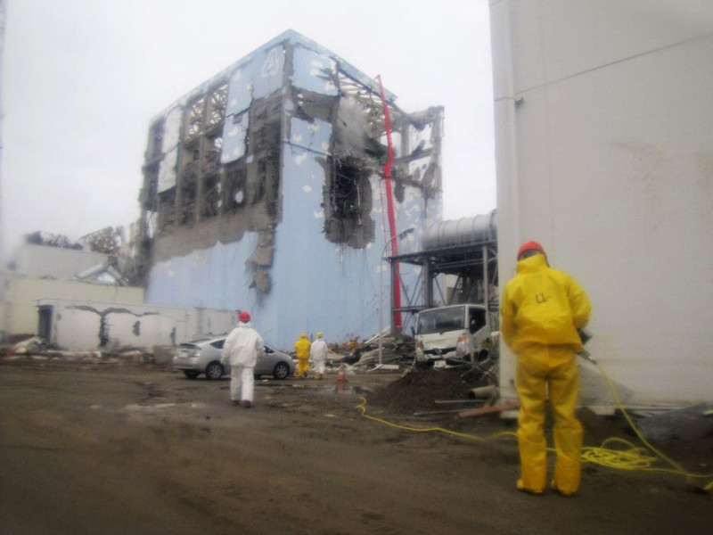 福島核電廠發生核災事故後，工作人員當時在4號機組搶救的情形。圖片來源：達志影像/路透社資料照片   