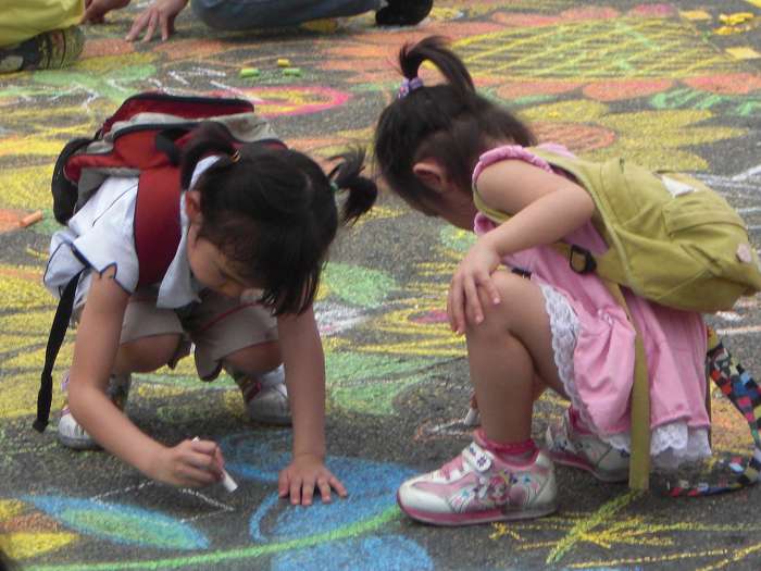 凱達格蘭大道廣場的舞台前，小孩子們拾起地上的粉筆，畫上一朵朵小花，期待在核災遠離後，百花盛開。圖片：黃沛云/攝   