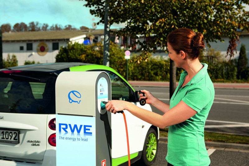 傳統電力比重超過9成的德國最大電力公司RWE，積極轉型為綠電公司，目前在全國設了2千多座加電站，方便電動汽車和機車的用戶用綠電充電。圖：RWE提供   