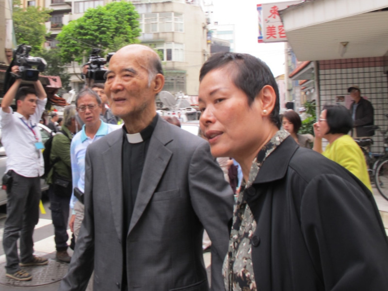 義光教會牧師邱瓊苑（右）   資料照片：林朝億/攝