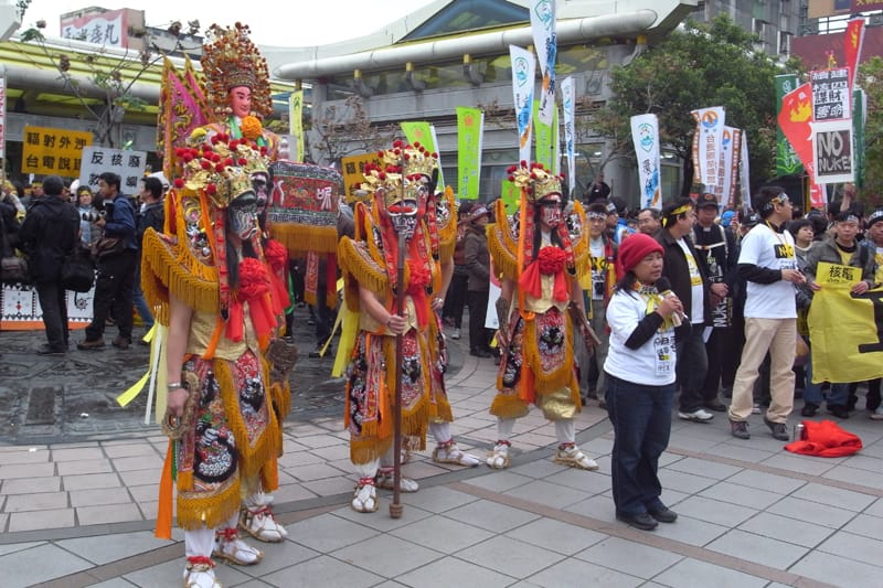 遊行隊伍出發前先由台灣民間藝陣開場，並在1時46分進行1分鐘的默哀，除了哀悼一年前在大地震中死傷的日本人，也為福島核災後承受輻射危害的災民祈福。圖片來源：楊宗興/攝&nbsp;&nbsp;&nbsp;
