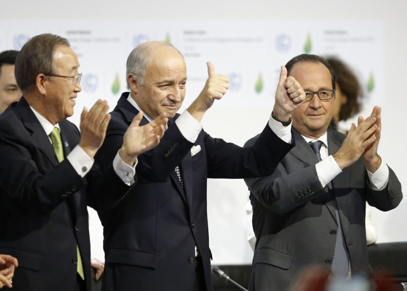 在各國氣候代表簽署《巴黎協定》後，法國外交部長法比尤斯（中）開心地豎起大拇指，與法國總統歐蘭德（右）、聯合國秘書長潘基文（左）一起慶祝。圖片來源：達志影像/路透社   