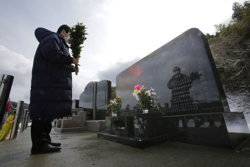 今天是東日本311大地震3周年，一名男子10日在宮城縣石卷市地震海嘯紀念碑前，悼念大川地區的罹難者。圖片來源：達志影像/美聯社資料照片   