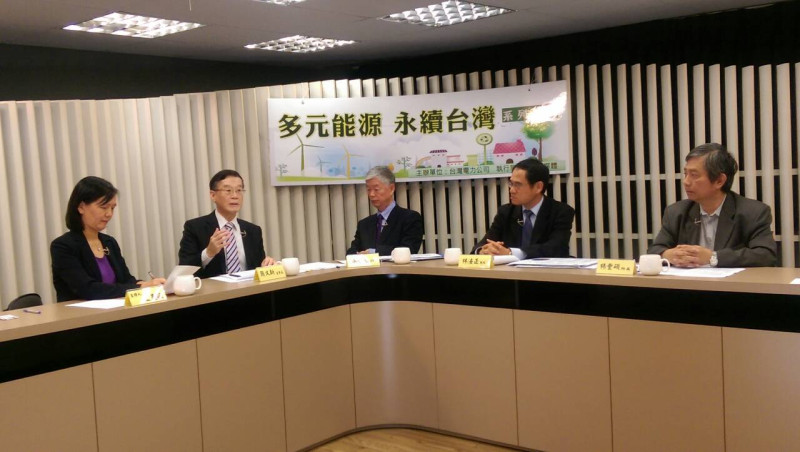 針對台灣未來能源政策的走向，專家學者聚集在先驅媒體，提出建言。圖：呂佳峻/攝   