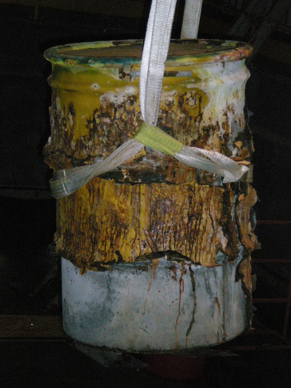 希婻．瑪飛洑用一張張駭人的檢整照片，說明蘭嶼核廢料是如何被台電粗糙對待。她表示，受僱的達悟族人在欠缺防護的情況下進入壕溝，面對的卻是嚴重破碎、粉化的核廢桶。圖片來源：蘭嶼部落文化基金會提供   