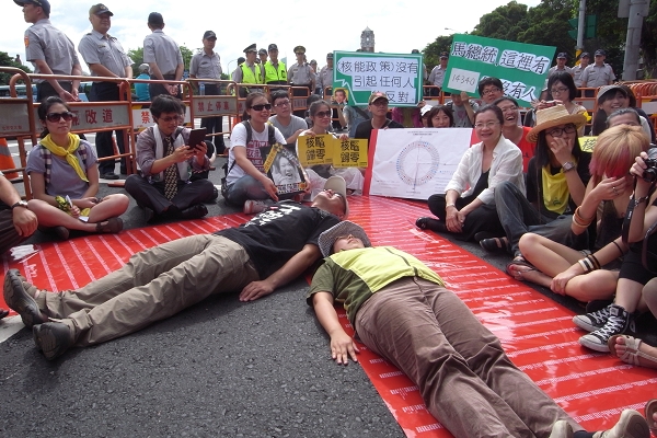 民間團體代表及群眾數10人隨後在台北賓館前的凱道上，用身體及連署海報排成「人」字形，響應昨天網路上發起的「我是人，我反核！」行動。圖：楊宗興/攝   