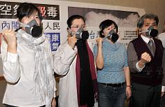 民進黨立委田秋堇（左2）與環保人士等16日在立法院舉行台灣空氣幸福指數記者會，戴防毒面具表達對台灣空氣遭汙染的抗議，呼籲政府給予國民健康的空氣。圖片來源：中央社   