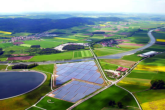 德國太陽能發展蓬勃，甚至和田園景色融為一爐。圖：翻攝網路   
