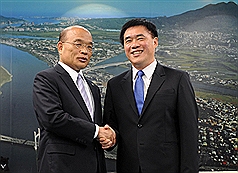 民主進步黨主席蘇貞昌（左）20日赴台北市政府拜會市長郝龍斌（右），談核四公投特別條例等議題，郝龍斌說，這是跨出和解的第一步。圖：中央社   