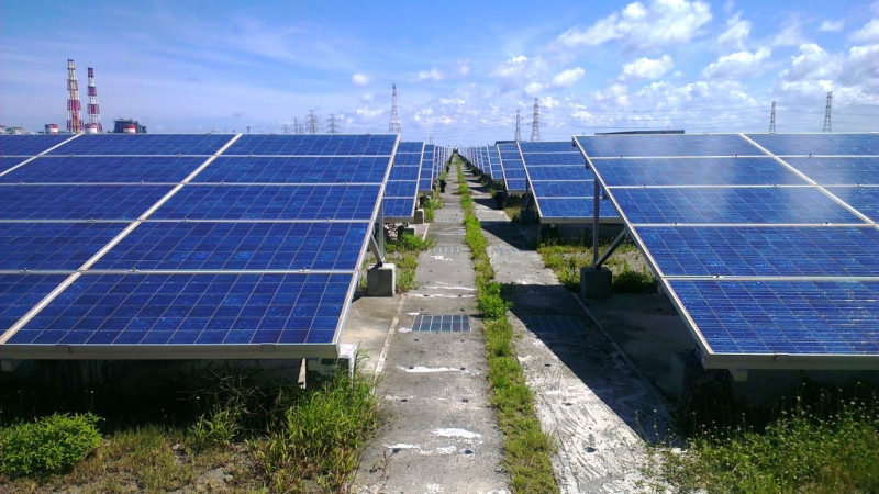 台灣的太陽能板佔有率占世界三分之一，也就是放眼國際，每三片太陽能板，就有一片是 made in Taiwan的。圖為興達電廠太陽能光電發電站。圖：新頭殼資料照   