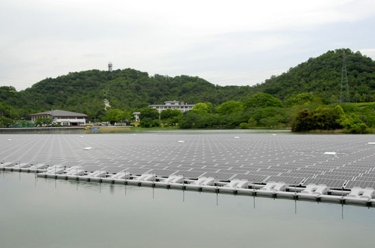 不只日本在兵庫縣建設世界裝機容量最大的水上型太陽光電站，全球各地都在追求更有效益的再生能源。   圖：翻攝京瓷公司臉書