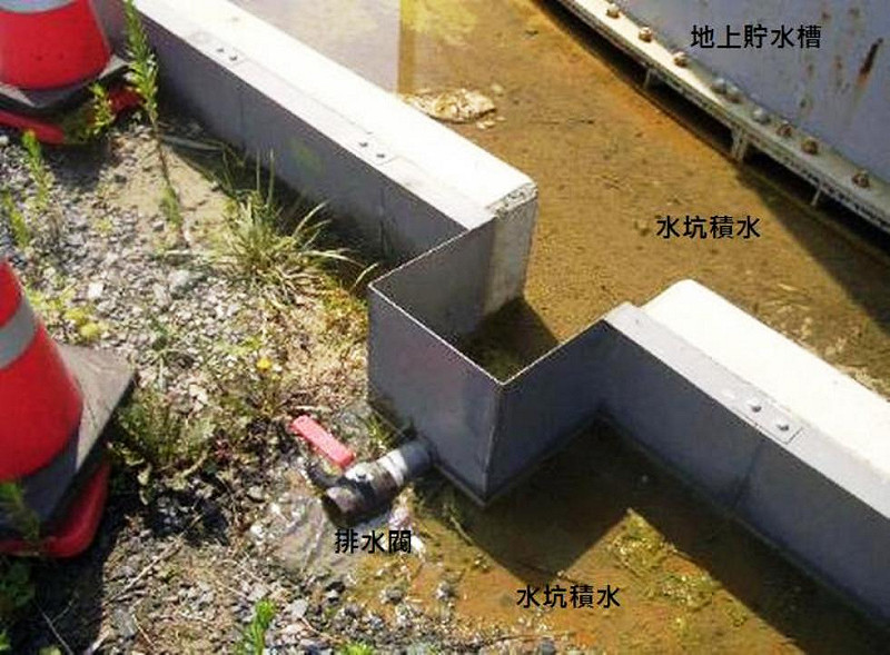 東京電力福島第一核電廠地上貯水槽(圖右上)的周邊發現積水。從排水閥(圖中央)也有輻汙水流出地面。圖片來源：東京電力公司，說明文字為新頭殼後製。   