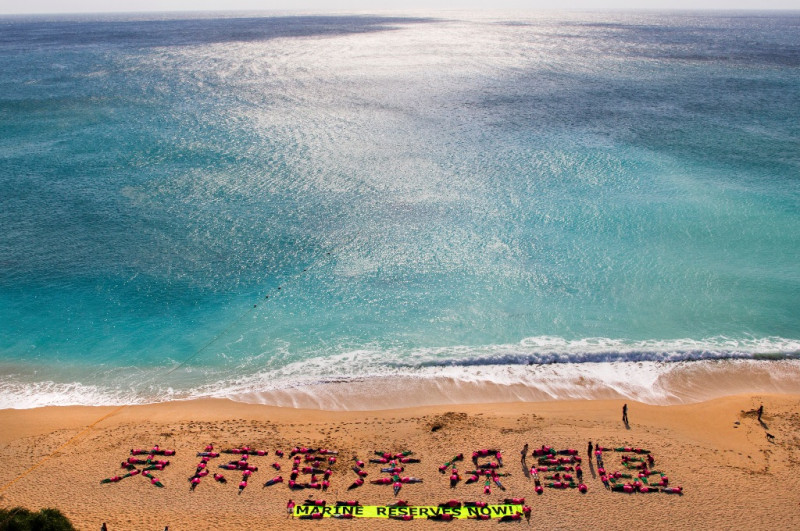 上百名墾丁民眾16日參與綠色和平主辦的沙灘人體拼字活動，於墾丁白砂上齊力組成「支持海洋保育區」標語。圖片提供：綠色和平/Paul Hilton   