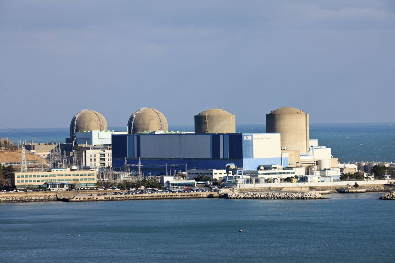韓國原子能安全委員會（NSSC）今（28）日召開記者會表示，由於古里（圖）與月城（Wolseong）核電廠各有反應爐被發現使用不良零件，決定停運這2座反應爐。圖片來源：達志影像/路透社資料照片。   
