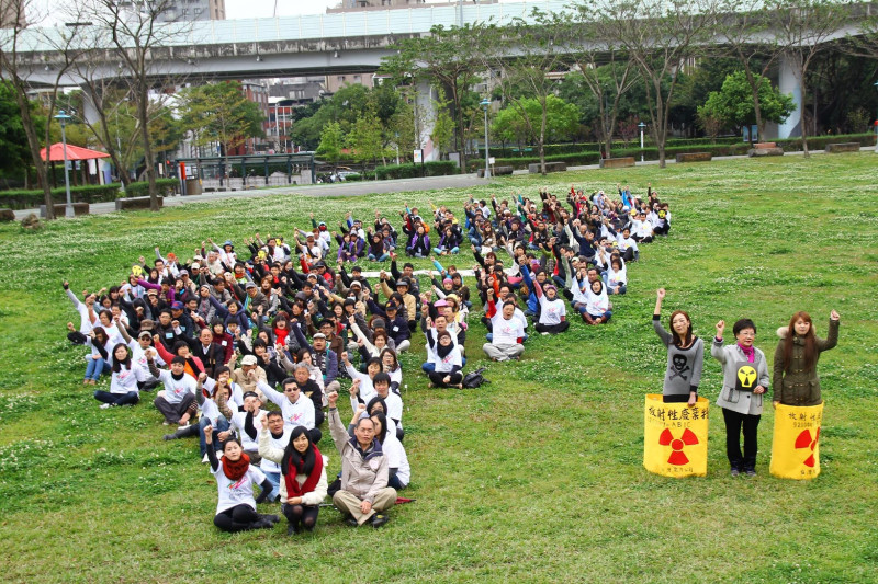 反核快閃活動，號召2百多位網友排成台灣圖案。圖：反核部隊提供   