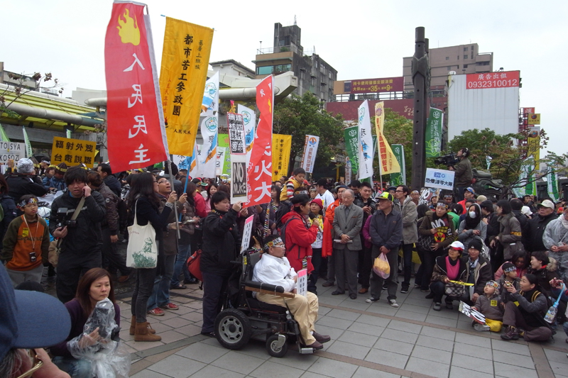 民間團體發起的「311歸零」反核大遊行，今（11）日下午2時自台北龍山寺出發，總共來了5千名以上的群眾自發上街。遊行出發前特別在日本311大地震發生的1時46分，集體為震災中罹難的日本朋友默哀1分鐘。圖片來源：楊宗興/攝&nbsp;&nbsp;&nbsp;