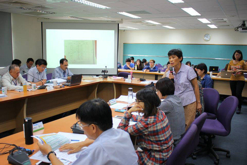 台灣水資源保育聯盟發言人陳椒華於會中，提出諸多質疑。圖2之2：林雨佑/攝   