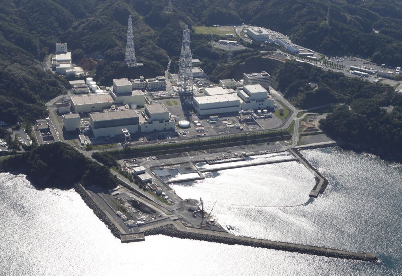 位於宮城縣的女川核電廠（圖）將增設12公尺高的防波堤，讓防波堤海拔高度由目前的17公尺提升至29公尺，成為日本海拔最高的防波堤。圖片來源：達志影像/路透社。   
