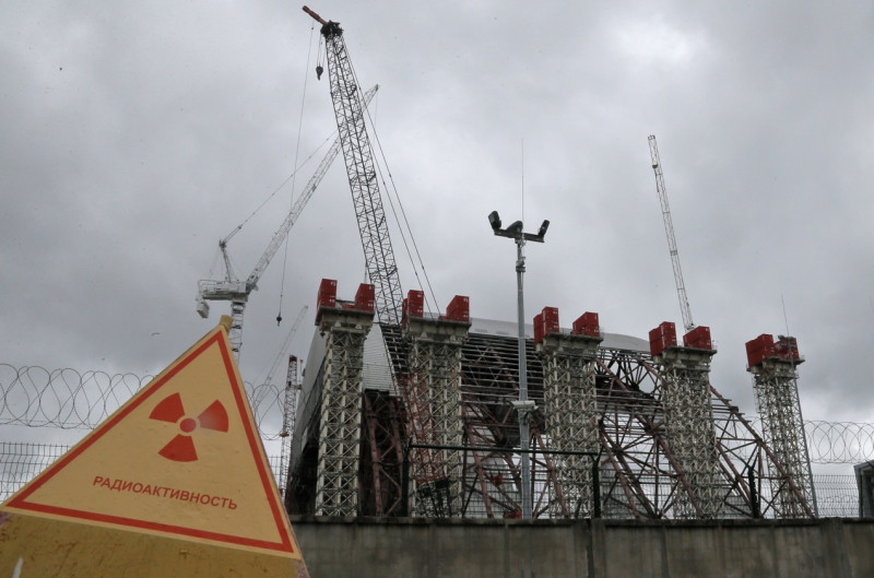 舊蘇聯車諾比(Chernobyl)核災所造成的輻射物質，至今車諾比所在國烏克蘭仍必須面對污染持續的現況。圖為2013年8月25日的車諾比，正在興建中的鋼骨結構，是為了包覆核災遺址4號機，以避免輻射外露。圖片來源：達志影像/美聯社。   